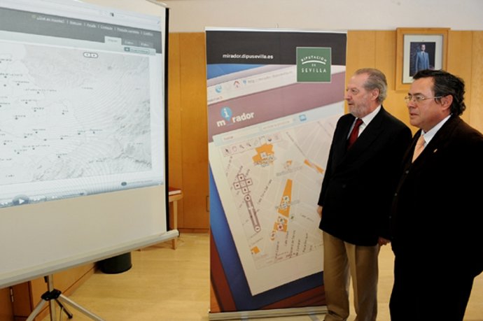 El presidente de la Diputación de Sevilla, Fernando Rodríguez Villalobos, y el d