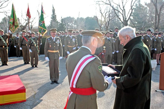 Corres entrega distinción a capitán Tapia