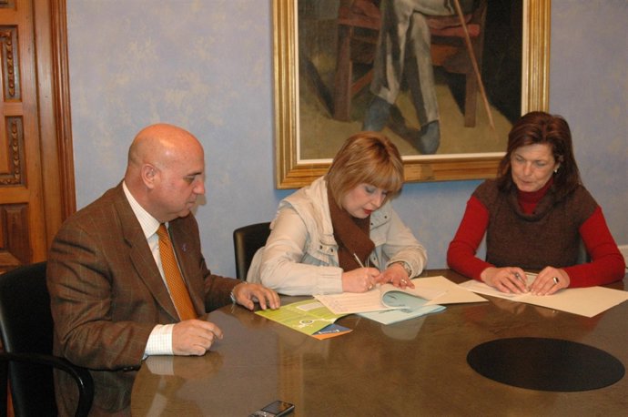 Firma del convenio entre la responsable de Epremasa, Pilar García, y la alcaldes
