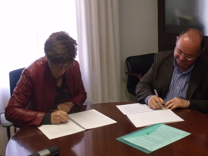 Cruz Villalón y el alcalde firmando el acuerdo.