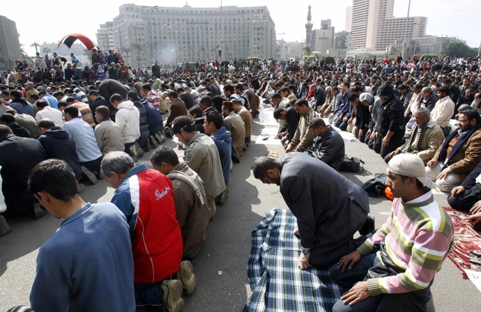 Manifestantes antigubernamentales egipcios rezando