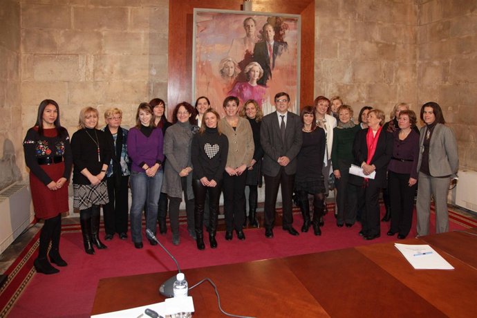 Francesc Antich y Joana Barceló junto a varias mujeres empresarias