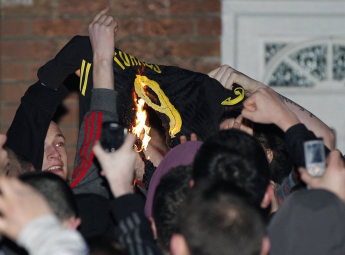 Aficionados del Liverpool quema camiseta de Fernando Torres