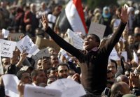 El Ejército corta carreteras y trenes con destino a El Cairo