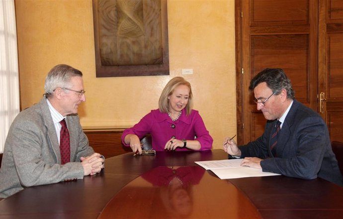 Rafael Navas con la presidenta del Parlamento andaluz