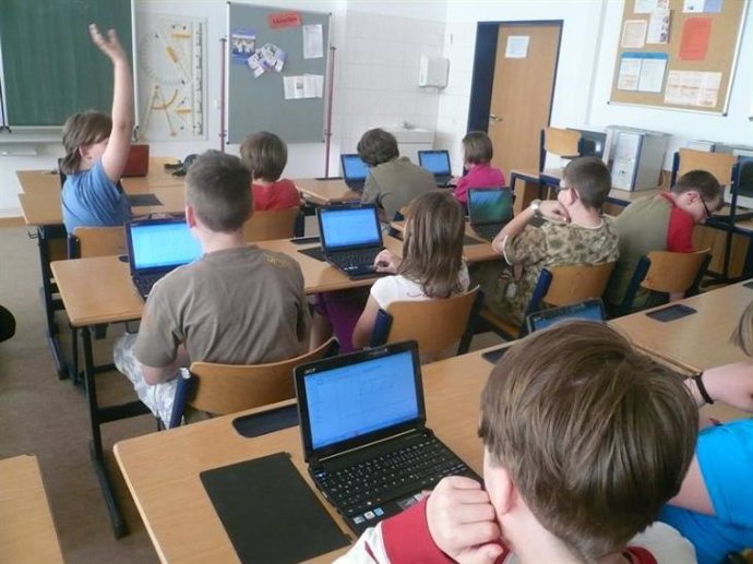 niños utilizando ordenadores