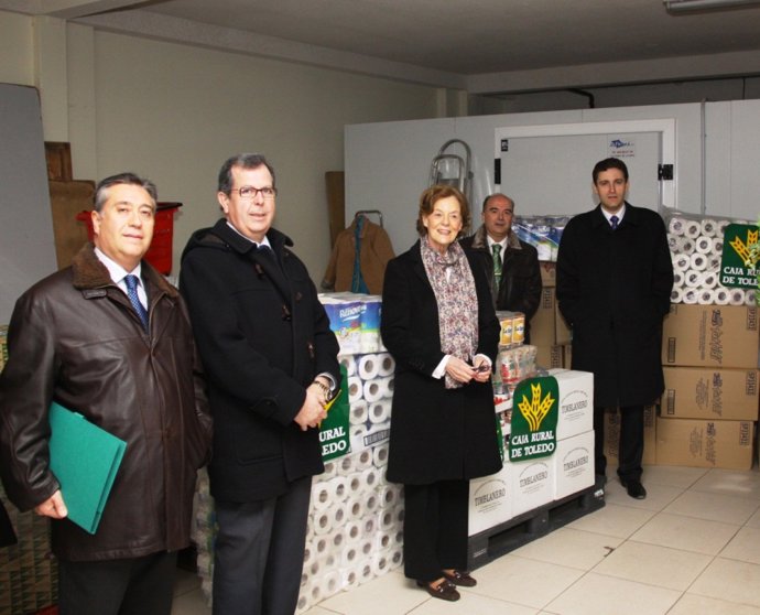 entrega caja rural caritas