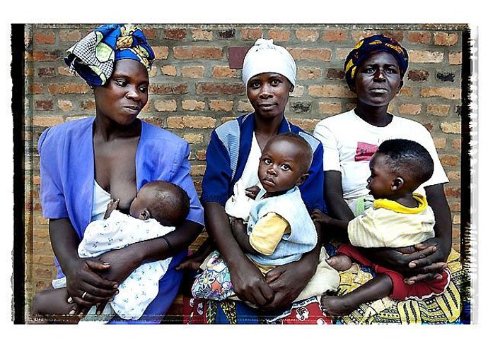 Madres ruandesas fotografiadas por Enrique Pimoulier.