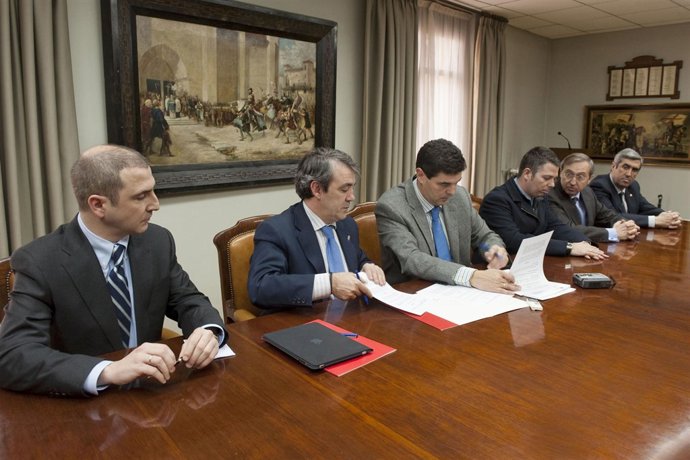 El consejero Caballero y el alcalde de Tudela firman el documento para la gestió