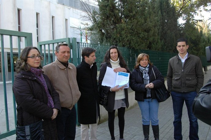 La parlamentaria andaluza del PP Loles López presenta ante la Junta 2.500 firmas