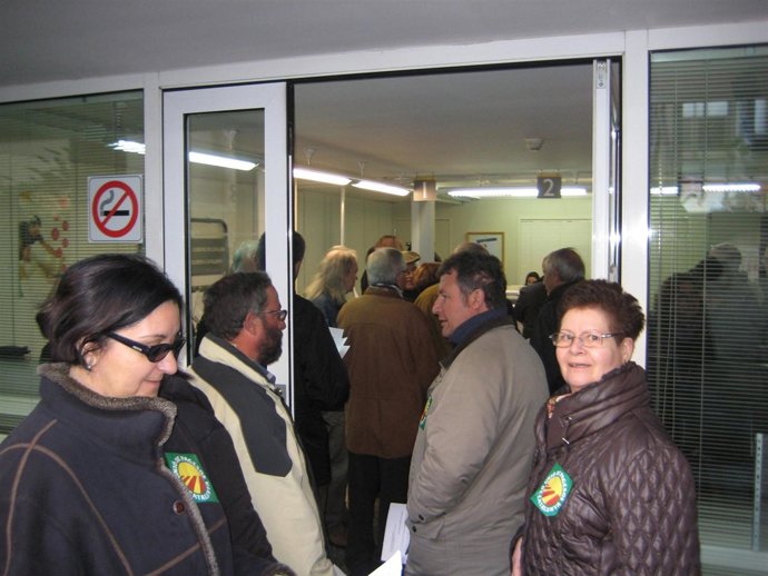 Payeses afectados por las expropiaciones presentan sus reclamaciones