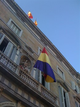 Fachada del Palau de la Generalitat con la bandera republicana