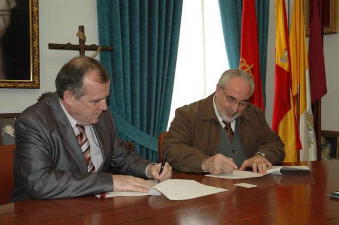 Nicholson y Mendoza firman el acuerdo