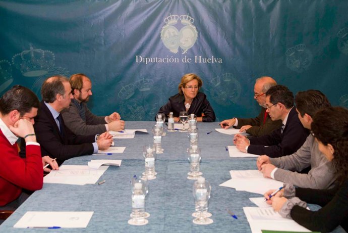 Petronila Guerrero reunida con las demoninaciones y los productores.