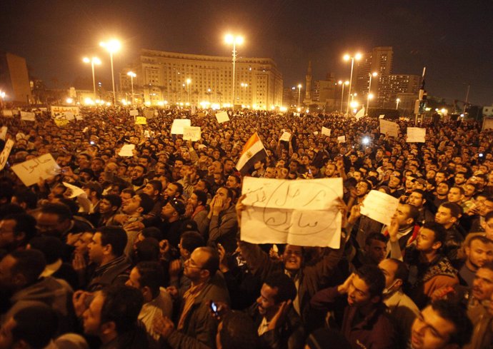 Cientos de manifestantes apostados en la plaza Tahrir de El Cairo (Egipto)