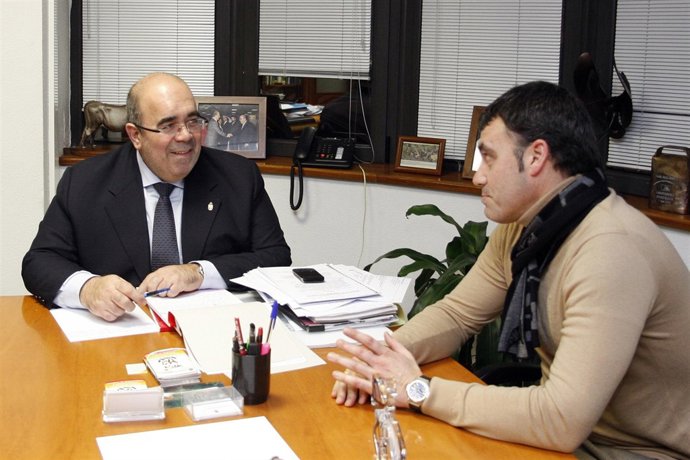 Oria y el alcalde de Ruesga. 