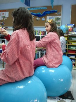 Alumnos cambian las sillas por balones