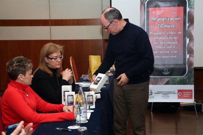Alfabetización en tecnología móvil para personas con discapacidad