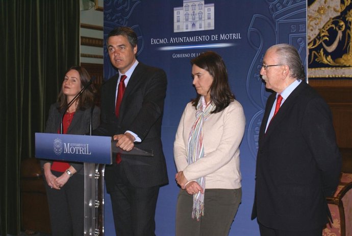 El alcalde de Motril (Granada), Carlos Rojas, en el centro, presenta el decálogo