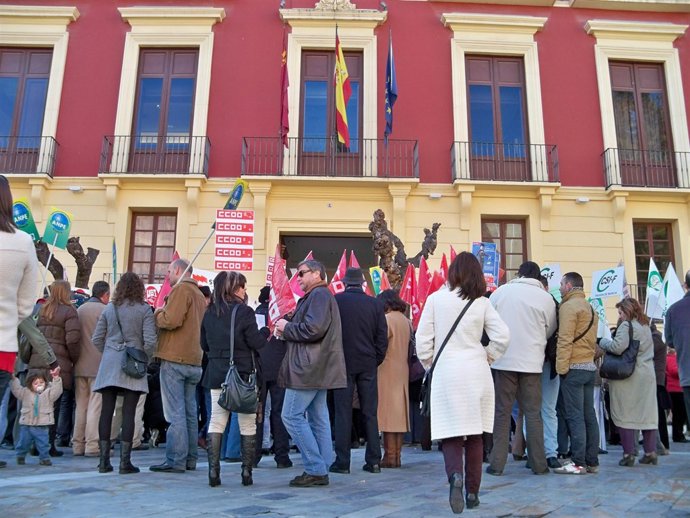 Afiliados sindicales protestan por los recortes del Gobierno murciano en la Cons