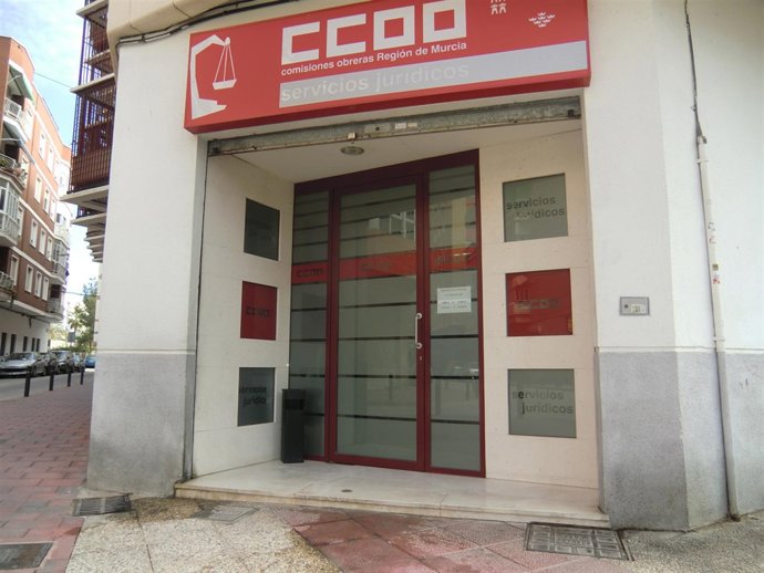 Puerta principal de la sede de CCOO atacada
