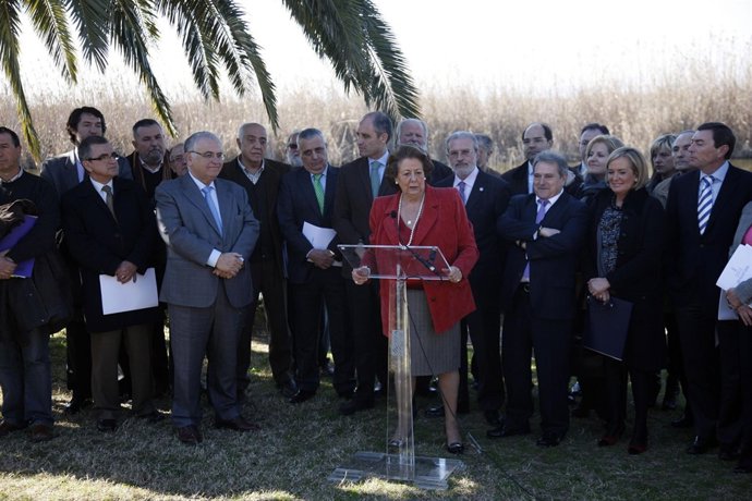 Barberá junto a los asistentes a la Junta Rectora