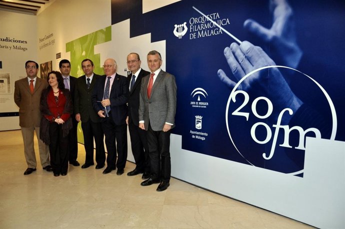 Plata y De la Torre en el acto de inauguración de la exposición que celebra el v