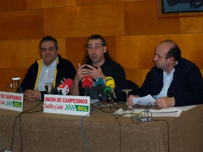 El coordinador de UCCL, Jesús Manuel González Palacín, durante una rueda de pren