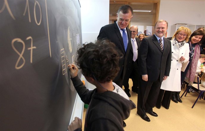 Font de Mora en la inauguración de un colegio de Oliva.