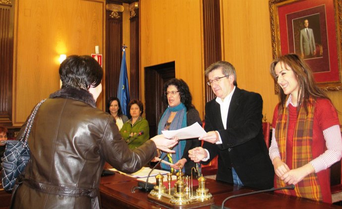 El alcalde entrega los diplomas.
