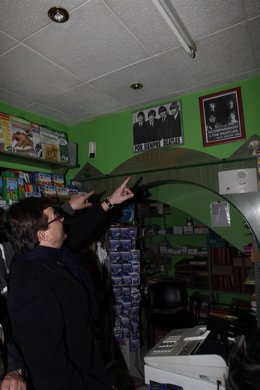 Fernández Vara en su visita al barrio de San Roque en Badajoz