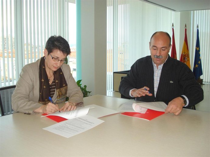 La consejera Sanzberro y el representante de UCAN, José María Martínez, firman e