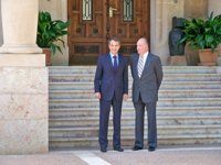 Zapatero entrega al Rey el texto del pacto social