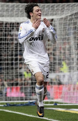Ozil celebra el primer gol merengue