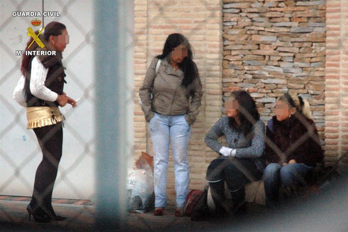 La Guardia Civil desmantela un grupo delictivo dedicado a la inducción a la pros