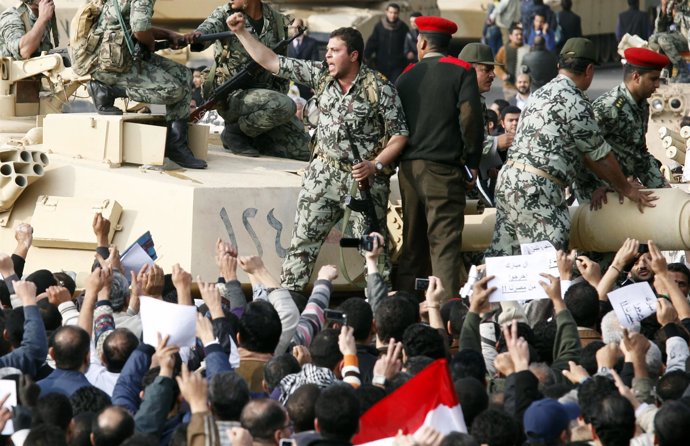 Militares egipcios junto a los manifestantes