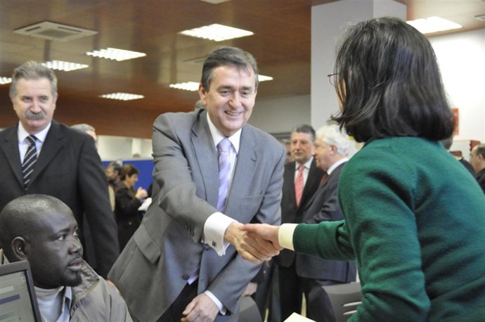 El director general de la Policía, Francisco Javier Velázquez, saluda a una func