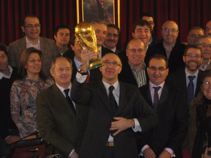La Diputación de Valladolid recibe la Copa del Mundo de fútbol