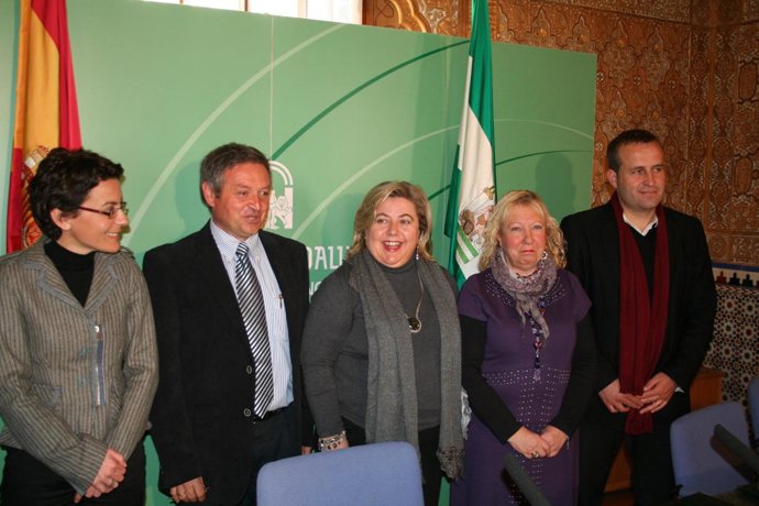 La consejera de Agricultura y Pesca de la Junta, Clara Aguilera, suscribe un pro