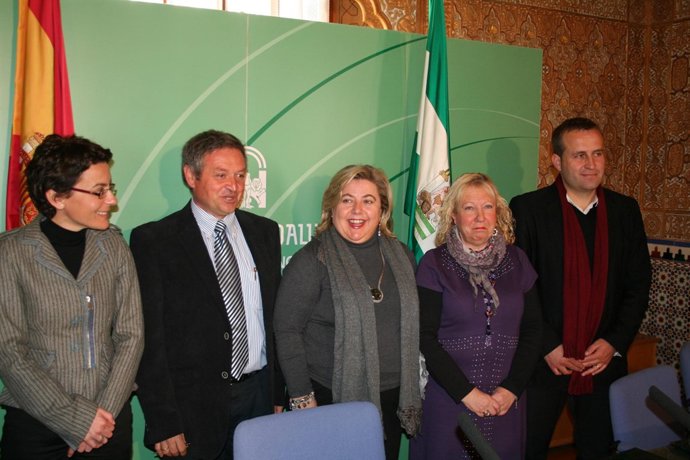 La consejera de Agricultura y Pesca de la Junta, Clara Aguilera, suscribe un pro