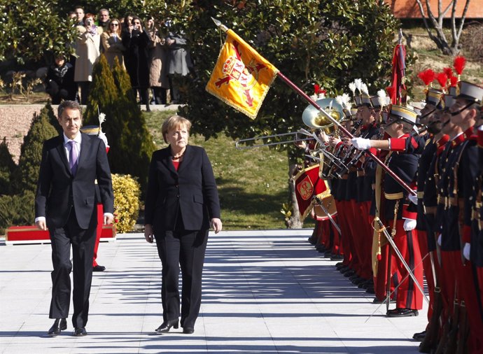 Zapatero recibe a Merkel en Moncloa