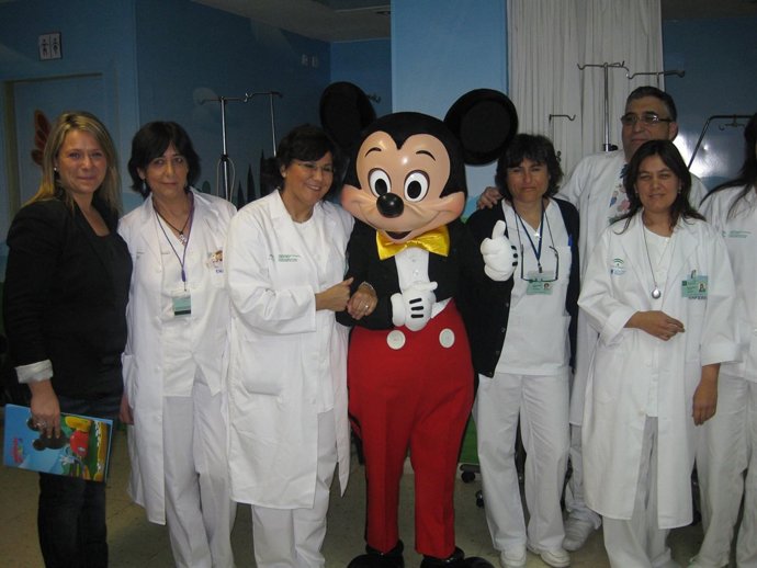 Mickey, junto a algunos miembros del Hospital Materno Infantil