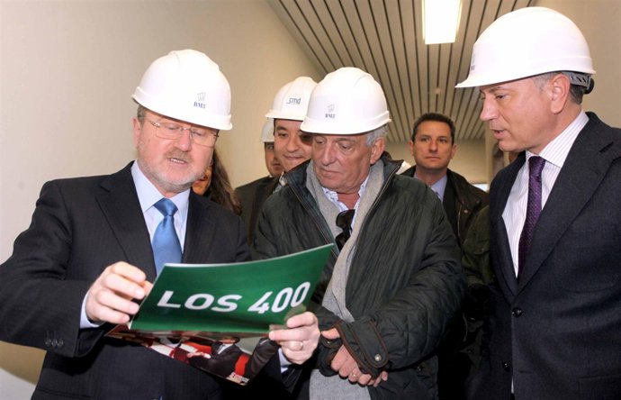 El conseller de Educación, Alejandro Font de Mora, durante su visita a las obras