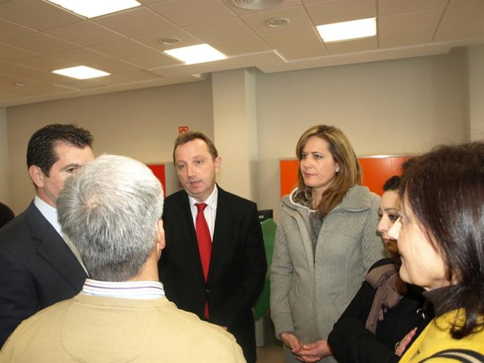 El consejero de Empleo, Manuel Recio, visita el SAE de Osuna (Sevilla)