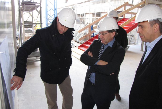 Vicenç Thomàs visita el centro de salud de Muro