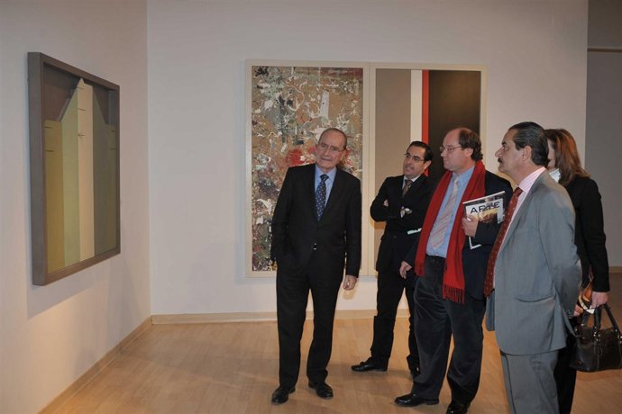 Francisco de la Torre y José Luis Rueda en la exposición de Gerardo Rueda