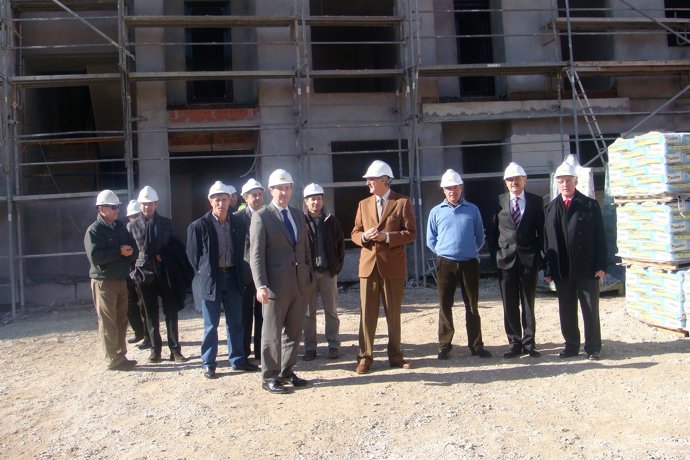 Mazón visita las VPO de Arenas de Iguña