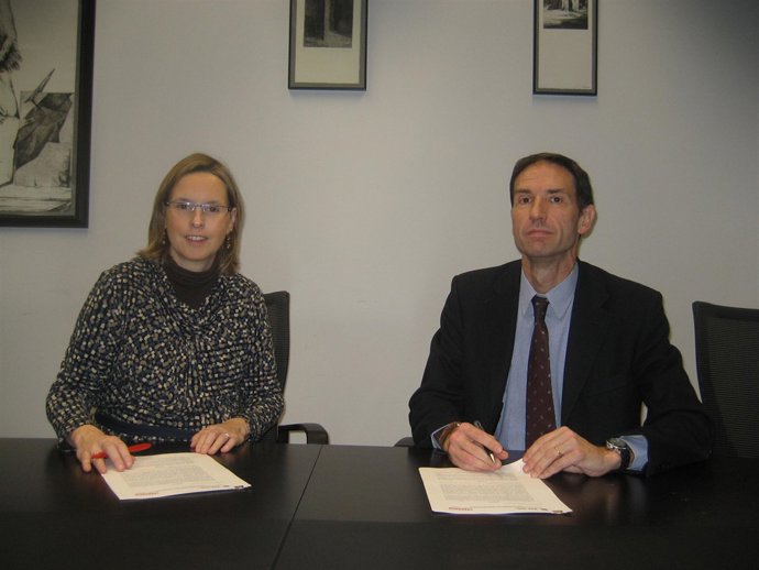Firma del convenio entre Eroski y EVE