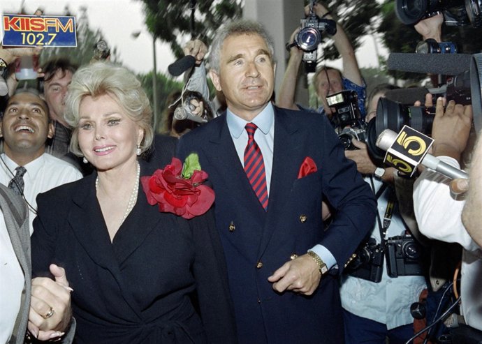 La actriz Zsa Zsa Gabor y su séptimo marido, Prince Frederic von Anhalt