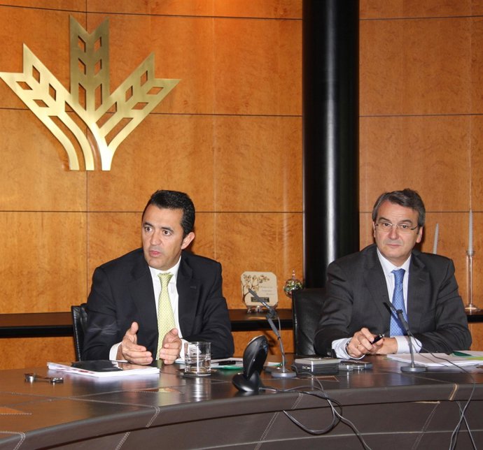 El presidente de Caja Rural de Granada, Antonio León, y el director general, Dim